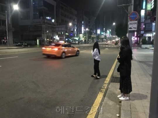 서울 도심에서 한 시민이 택시를 잡기 위해 차도로까지 나와 있다. [헤럴드DB]