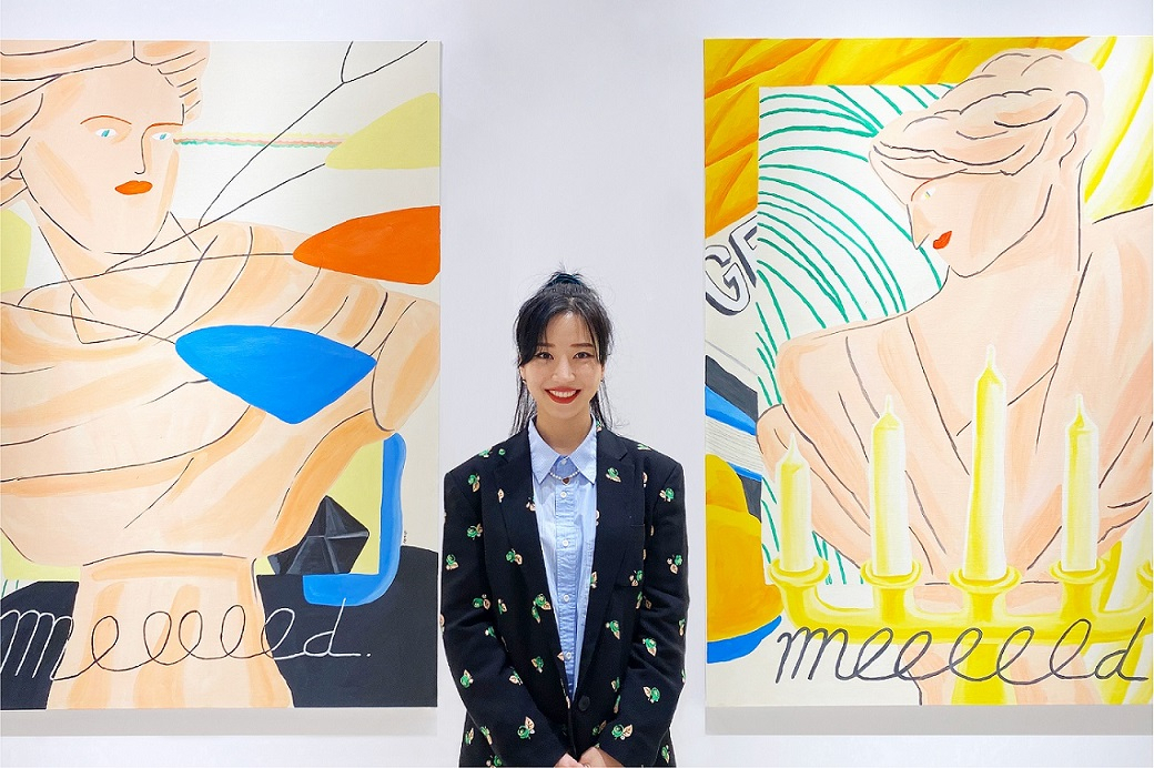 프린트베이커리 워커힐 플래그십 스토어에 전시된 ‘Mood 시리즈’와 아방 작가의 모습