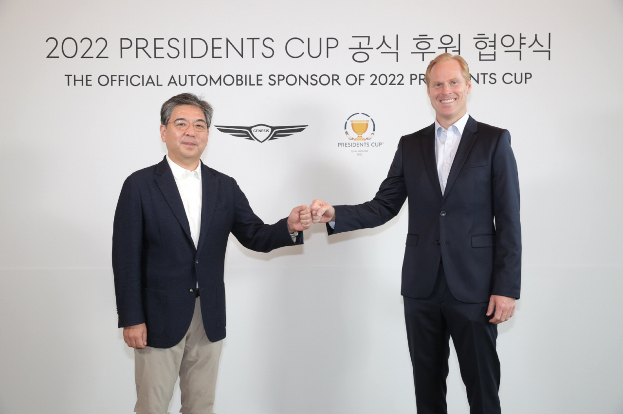 제네시스 브랜드 장재훈 사장(왼쪽)과 크리스찬 하디 PGA투어 수석 부사장이 프레지던츠 컵 후원 협약식을 갖고 기념 촬영을 하고 있다.
