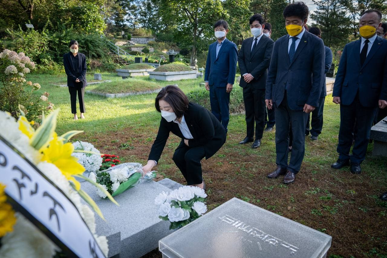 정의당 심상정 대선 후보와 여영국 대표가 13일 오전 경기도 남양주시 마석모란공원 내 고(故) 노회찬 전 의원묘역을 참배하고 있다. [연합]