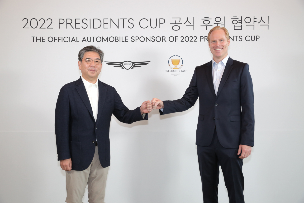 지난 10일 잭 니클라우스 골프클럽 코리아에서 진행된 프레지던츠 컵 협약식에 참석한 제네시스 브랜드 장재훈 사장(왼쪽)과 크리스찬 하디 PGA투어 수석 부사장(오른쪽)이 기념사진을 촬영하고 있다. [제네시스 제공]