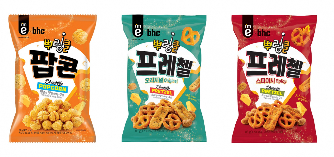 bhc치킨은 ‘뿌링클’을 모티브로 한 컬래버 제품인 스낵류 3종(뿌링클 팝콘, 뿌링클 프레첼 오리지널·스파이시)을 14일부터 이마트24 전국 매장을 통해 선보인다. [bhc 제공]
