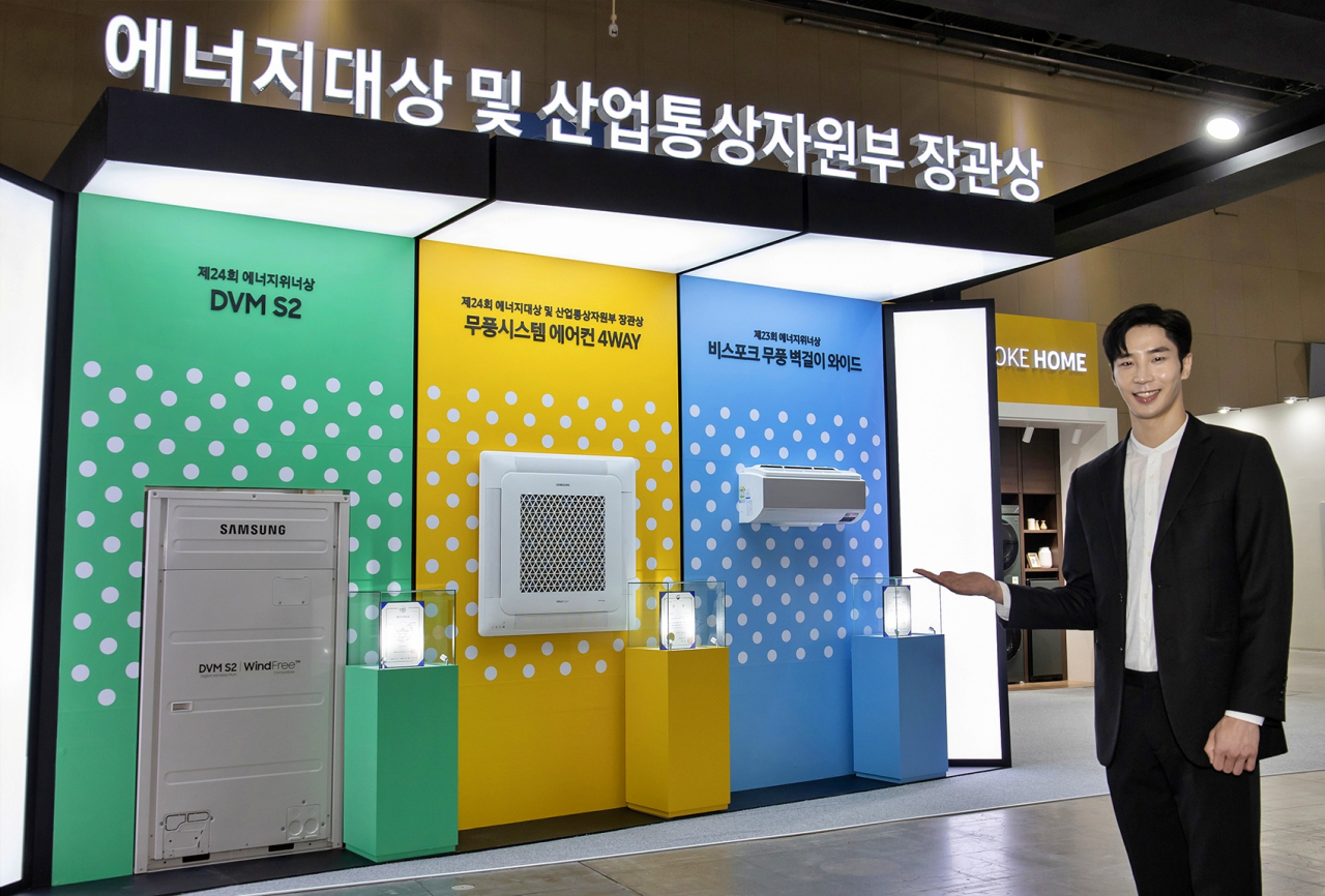 삼성전자 모델이 13일 ‘2021 대한민국 에너지대전’ 삼성전자 전시장에서 ‘무풍 시스템에어컨 4Way’ 등을 소개하고 있다. [삼성전자 제공]