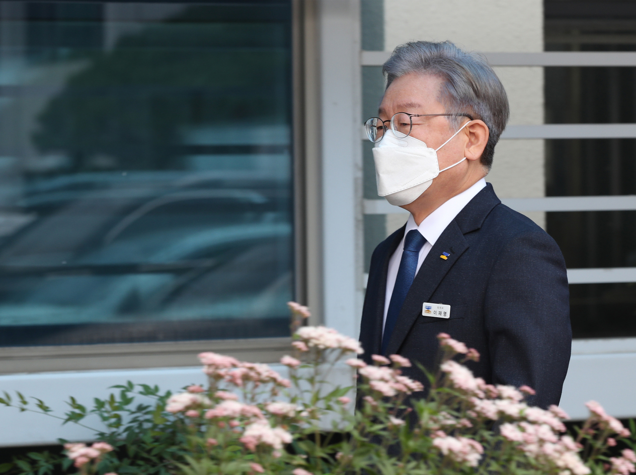 더불어민주당 제20대 대통령 후보로 선출된 이재명 경기도지사가 지난 12일 오전 경기도 수원시 경기도의회에서 열리는 제355회 임시회 제2차 본회의에 출석하기 위해 이동하고 있다. [연합]