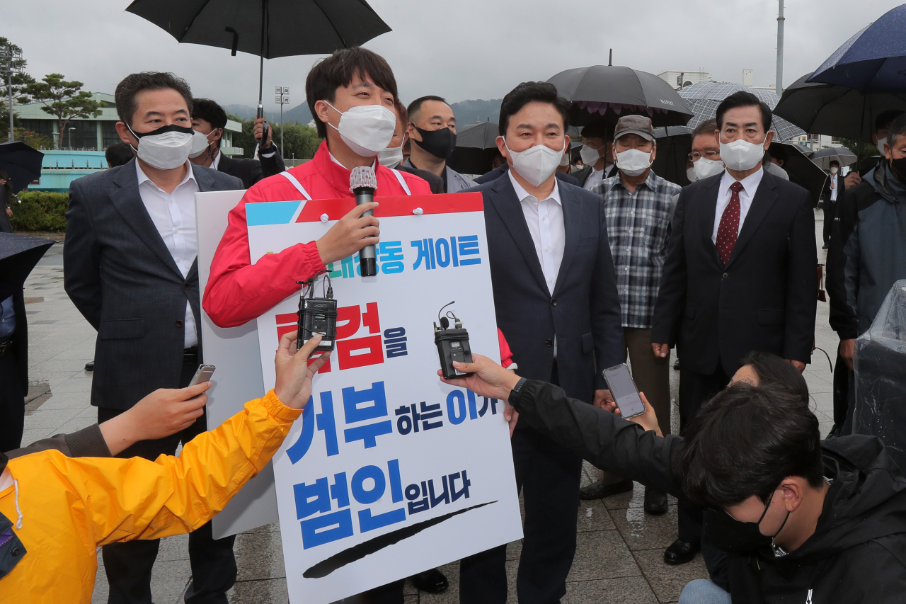 국민의힘 이준석 대표가 광주 동구 5·18민주광장에서 '이재명 대장동 게이트 특검 촉구' 도보 1인 시위를 하는 모습. [연합]