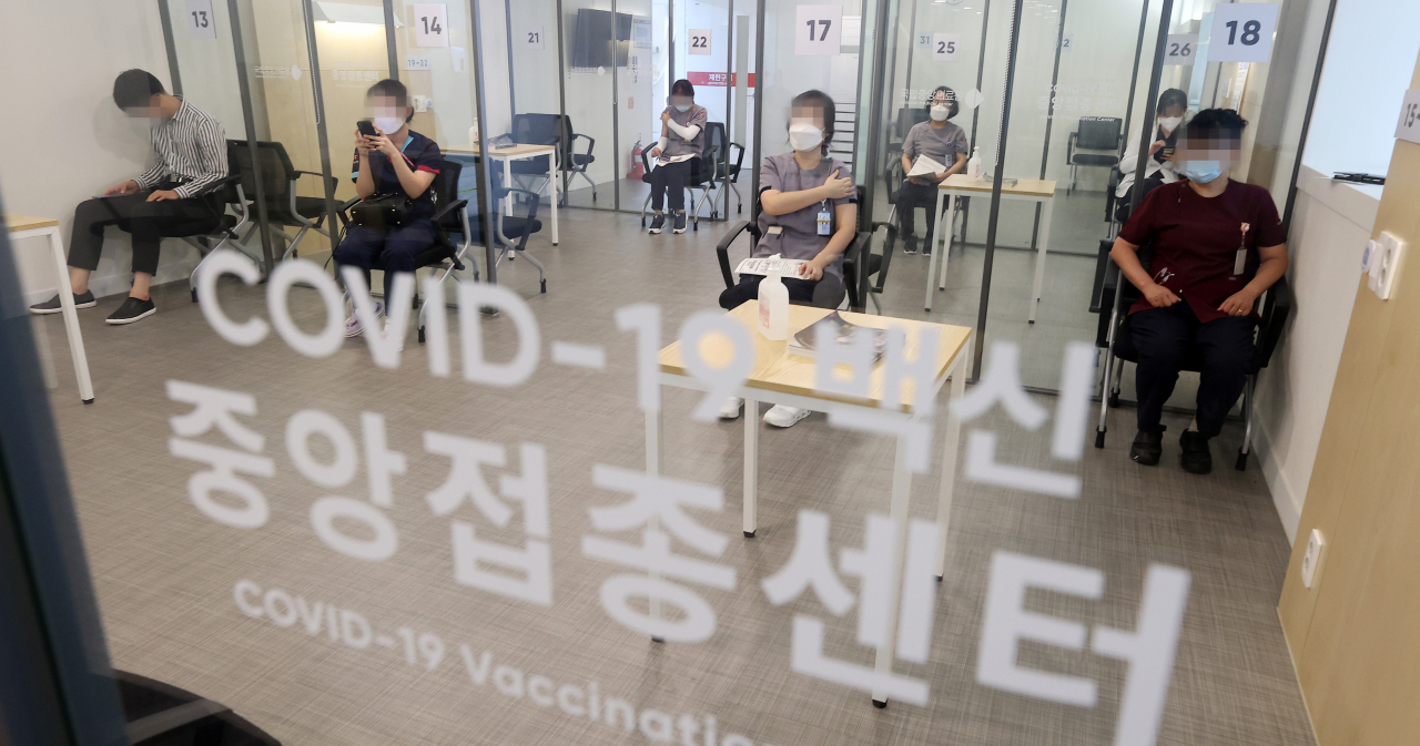12일 오후 서울 국립중앙의료원 중앙예방접종센터에서 의료진 등 병원 종사자들이 신종 코로나바이러스감염증(코로나19) 고위험군을 보호하기 위해 백신 접종 완료자에게 추가 접종하는 '부스터샷'을 접종받은 뒤 이상반응 관찰을 위해 대기하고 있다. 연합뉴스