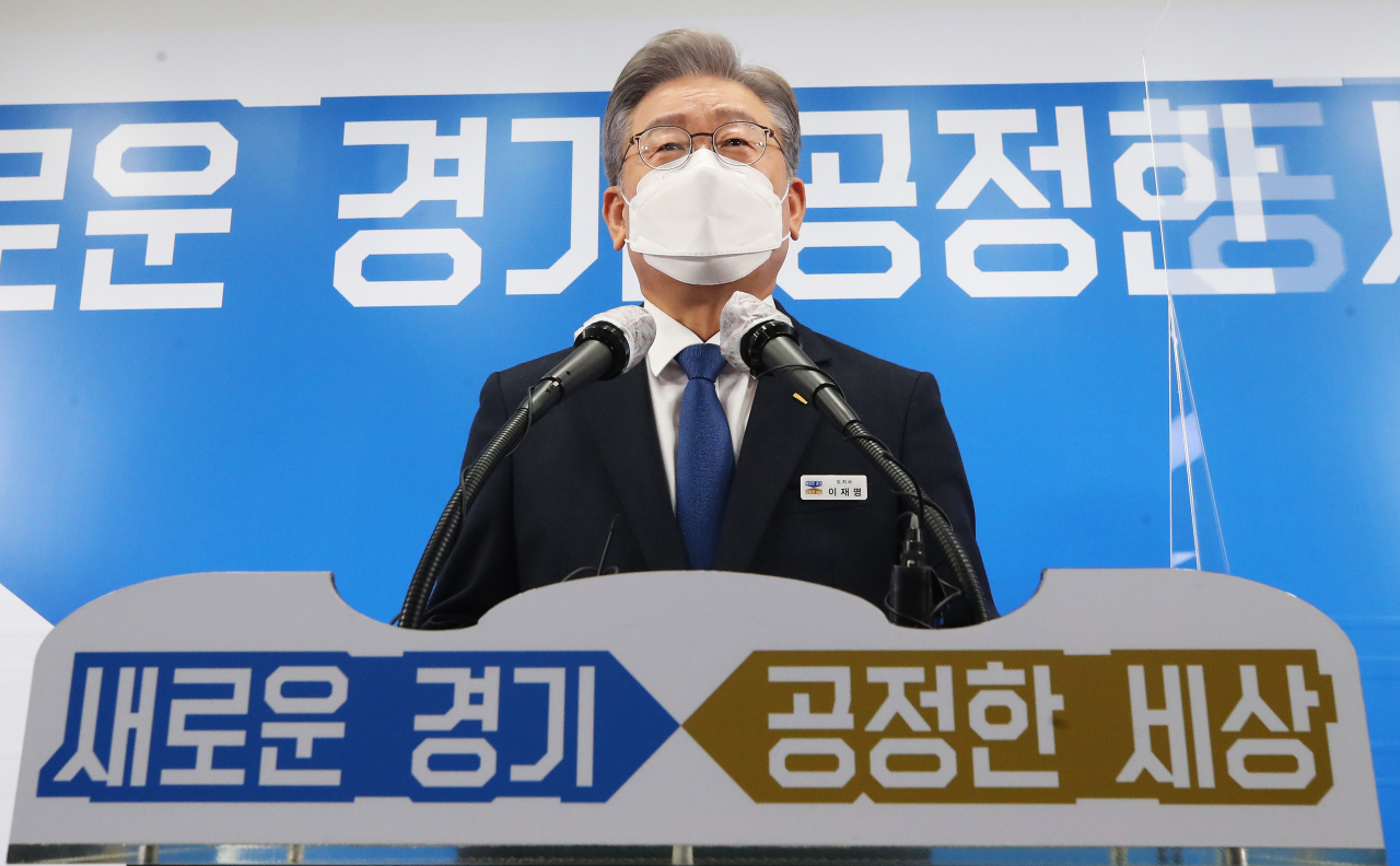 더불어민주당 제20대 대통령 후보로 선출된 이재명 경기도지사가 12일 오후 경기도 수원시 경기도청에서 긴급 현안 기자회견을 하고 있다. 연합뉴스