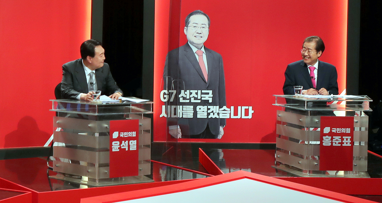 국민의힘 대선주자인 윤석열 전 검찰총장(왼쪽), 홍준표 의원이 11일 오후 광주 서구 치평동 KBS 광주방송총국에서 호남권 합동토론회를 준비하고 있다. [연합]