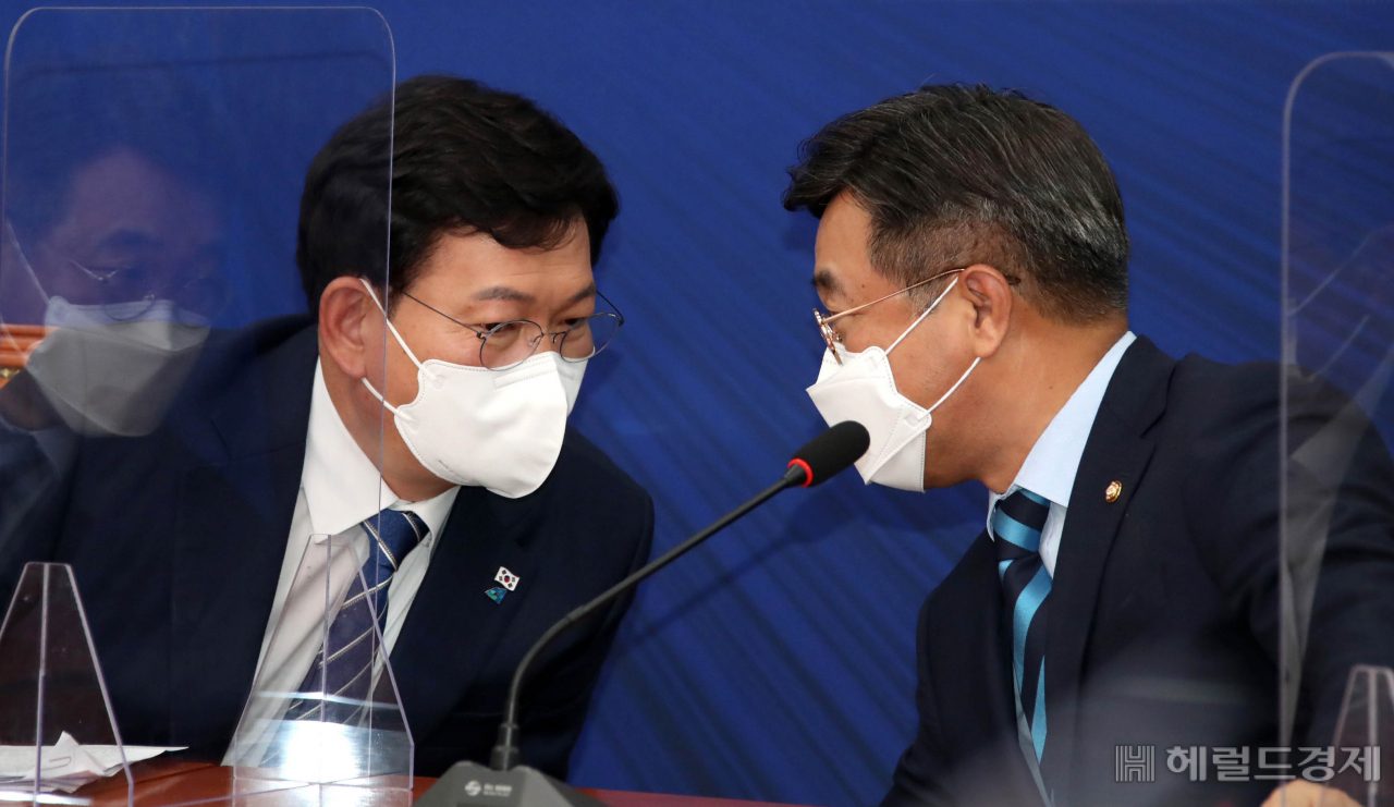 송영길(왼쪽) 더불어민주당 대표가 13일 국회에서 열린 최고위원회의에서 윤호중 원내대표와 대화하고 있다. [이상섭 기자]