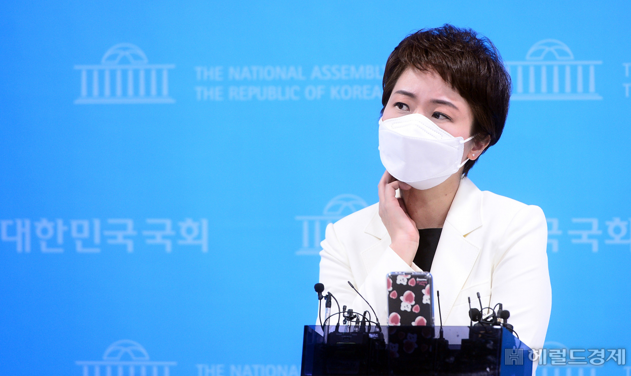 [헤럴드경제=이상섭 기자] 이언주 전 미래통합당(국민의힘 전신) 의원이 13일 오전 서울 여의도 국회 소통관에서 홍준표 국민의힘 대선 예비후보 캠프에 공동선대위원장으로 합류하는 기자회견을 마치고 기자들의 질문에 답변하고 있다.