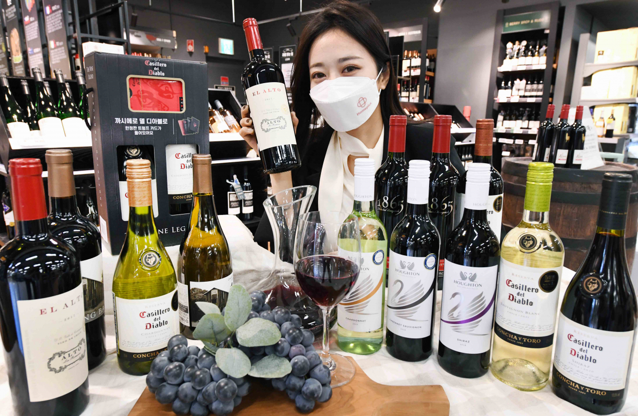 모델이 13일 서울 등촌동 홈플러스 강서점에서 ‘글로벌 와인 페스티벌’ 행사에 판매되는 와인을 들고 포즈를 취하고 있다. [홈플러스 제공]