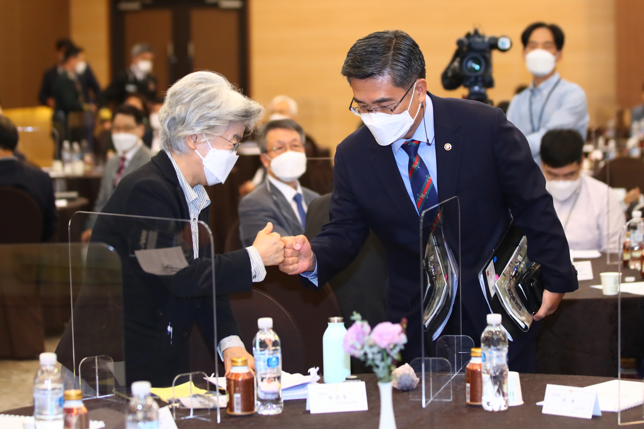 공군 여중사 성추행 사망사건을 계기로 문재인 대통령의 지시에 따라 출범한 민관군합동위원회가 13일 대국민보고와 해단식을 가졌다. 합동위 공동위원장을 맡은 서욱 국방부 장관과 박은정 전 국민권익위원장이 인사를 나누고 있다. [연합]
