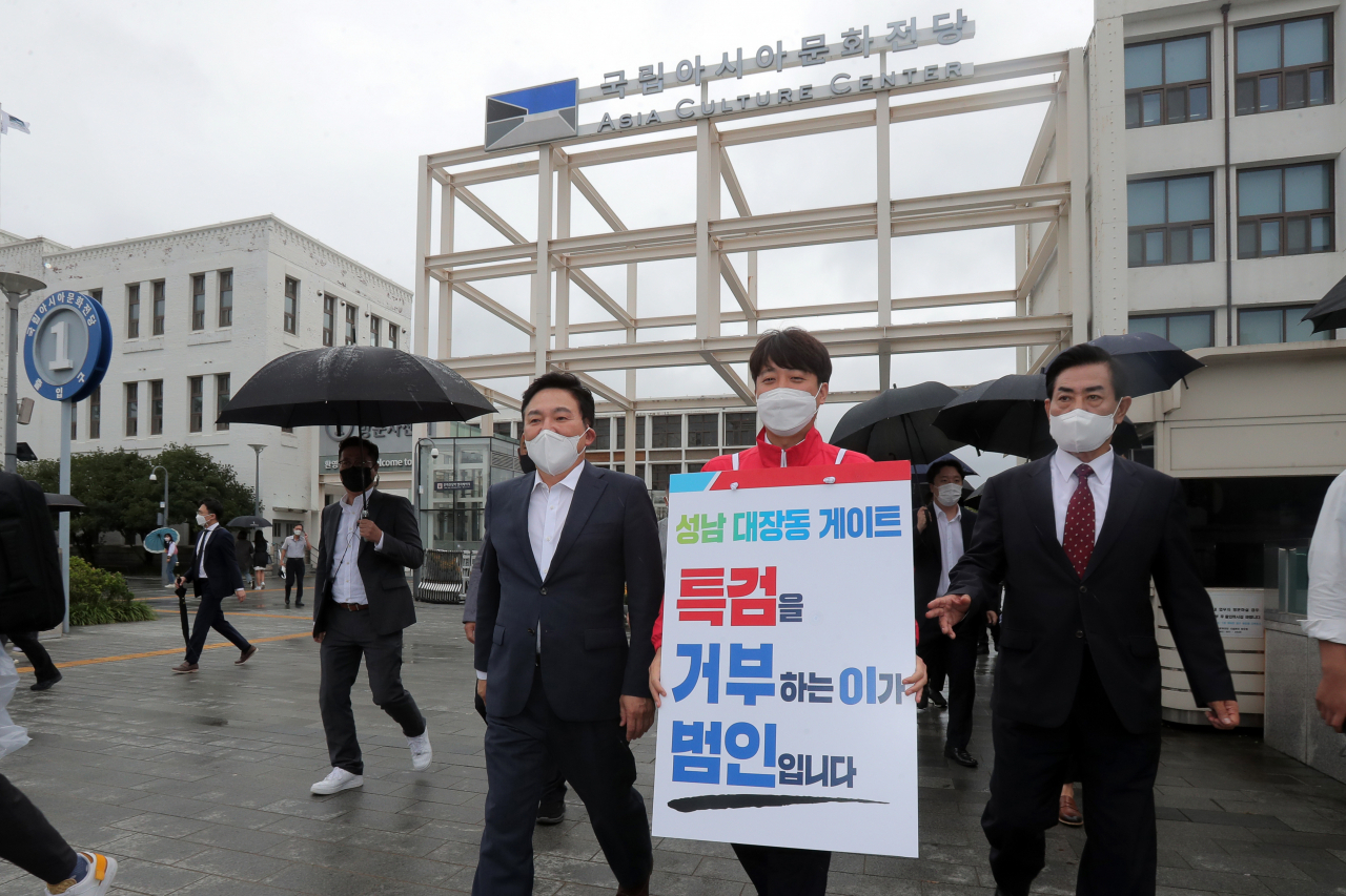 이준석 국민의힘 대표(가운데)가 지난11일 광주 동구 5·18민주광장에서 '이재명 대장동 게이트 특검 촉구' 도보 1인 시위를 하고 있다. 이 대표 왼쪽은 같은 당 원희룡 대선 예비후보. [국회사진기자단]