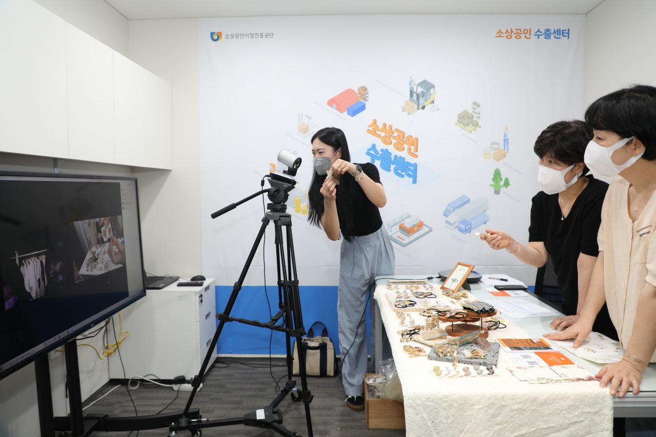 소상공인 수출센터에서 화상회의를 통해 해외 바이어에게 소상공인 우수제품을 소개하고 있다