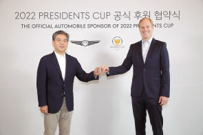 지난 10일 잭 니클라우스 골프클럽 코리아에서 진행된 프레지던츠 컵 협약식에 참석한 제네시스 브랜드 장재훈(왼쪽) 사장과 크리스찬 하디(오른쪽) PGA투어 수석 부사장이 기념사진을 촬영하고 있다. [제네시스 제공]