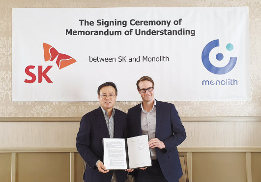 장동현(왼쪽) SK㈜ 사장과 로브 핸슨(Rob Hanson) 모놀리스 CEO가 지난해 10월 합작법인 설립 및 사업 협력을 위한 앙해각서(MOU)를 체결하고 기념촬영하고 있다. [SK㈜ 제공]