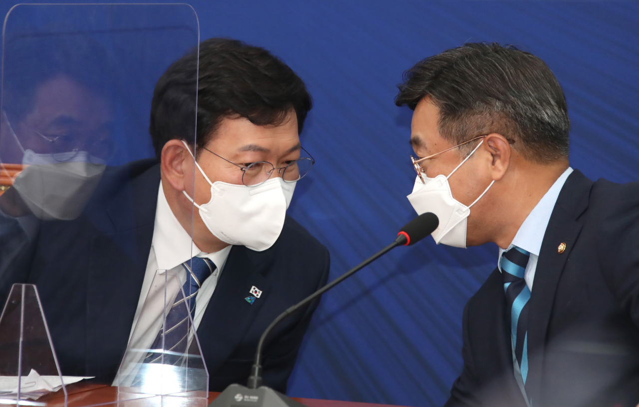 더불어민주당 송영길(왼쪽) 대표가 13일 오전 국회 본청 당 대표회의실에서 열린 최고위원회의에서 윤호중 원내대표와 이야기하고 있다. [연합]