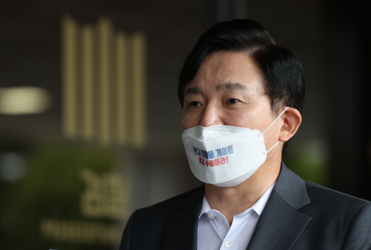 국민의힘 대권주자인 원희룡 전 제주지사가 지난 5일 오전 서울 서초동 중앙지검 앞에서 발언하고 있다. 이날 원 전 제주지사는 대장동 개발 의혹 전담수사팀에 항의서한을 전달했다. [연합]