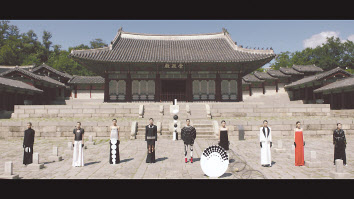 경희궁 숭정전 앞에서 모델들이 패션을 선보이고 있다. [서울시 제공]