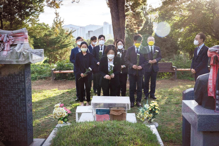 심상정 정의당 대선 후보와 여영국 대표가 13일 오전 경기도 남양주시 마석모란공원 내 전태일 열사 묘역을 참배하고 있다. [연합]