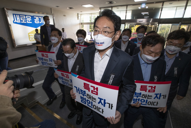 김도읍 정책위의장 등 국민의힘 소속 국회 정무·행안·국토위원회 의원들이 13일 오전 2021년 국정감사에서 경기도와 성남시의 자료제출 비협조에 대한 항의로 경기도 수원 팔달구 경기도청을 방문하고 있다. [연합]