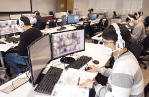 지난 5월 1일 용인 서천 삼성전자 인재개발원에서 감독관들이 2021년도 상반기 GSAT 응시자들을 대상으로 온라인 예비소집을 진행하고 있다. [연합]