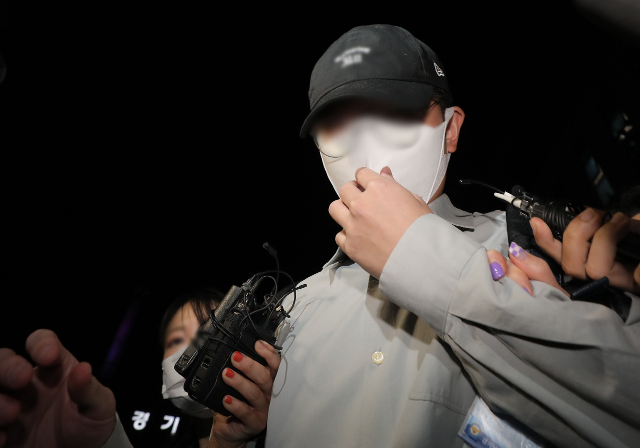 성남시 대장동 개발사업 특혜 의혹을 받는 화천대유자산관리에서 퇴직금 50억원을 받은 곽상도 의원 아들이 8일 오후 경기도 수원시 경기남부경찰청에서 조사를 마치고 나오고 있다. [연합]