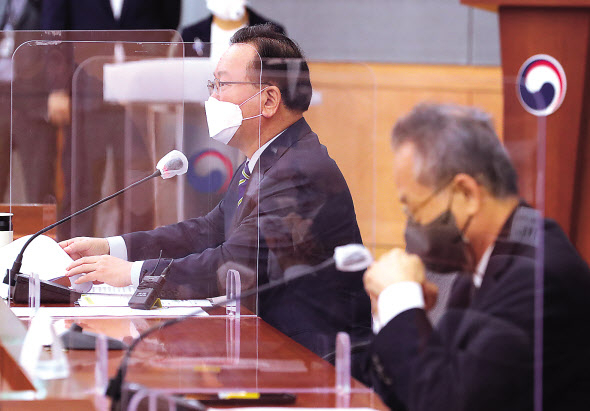 김부겸(왼쪽) 국무총리가 13일 정부서울청사에서 열린 제1차 코로나19 일상회복지원위원회 회의를 주재하며 발언하고 있다. 이날 민간공동위원장으로 위촉된 최재천 위원장이 김 총리의 발언을 듣고 있다. [연합]