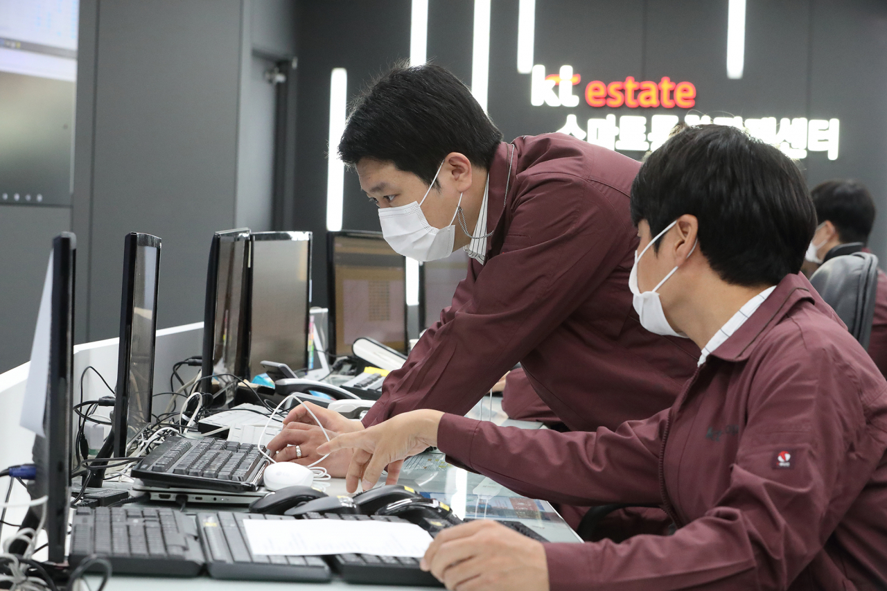 경기도 분당에 위치한 KT에스테이트 스마트통합관제센터에서 관계자들이 실시간 모니터링을 하고 있다. [KT제공]