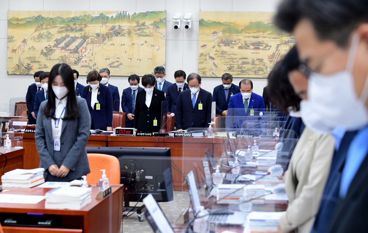 12일 국회에서 열린 교육위원회의 부산시교육청 등에 대한 국정감사에서 김석준 부산시 교육감과 대구, 광주, 울산, 제주, 전북, 전남, 경북, 경남 시도교육청 교육감 등이 여수 요트업체 현장실습중 사망한 고 홍정운 군을 추모하며 묵념하고 있다. [연합]