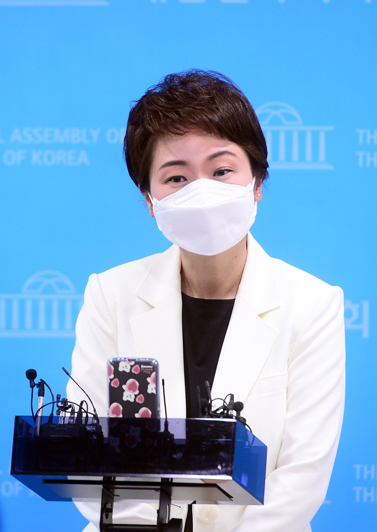 이언주 전 미래통합당 의원이 13일 오전 서울 여의도 국회 소통관에서 국민의힘 홍준표 대선 경선 후보 캠프에 공동선대위원장으로 합류한다는 내용의 기자회견을 마치고 취재진의 질문에 답하고 있다. [연합]