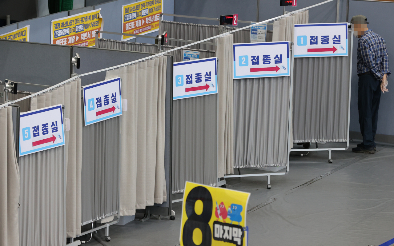 13일 오후 서울 송파구 체육문화회관에 설치된 송파구 백신접종센터에서 시민들이 코로나19 백신 접종을 받기 위해 대기하고 있다. 정부가 내달 초 '단계적 일상회복'으로의 방역 체계 전환을 예고한 가운데, 국내 신종 코로나바이러스 감염증(코로나19) 백신 접종 속도가 빨라지면서 기존 일정이 앞당겨질 수 있다는 전망이 나왔다. 이날 정부 관계자에 따르면 방역 체계 전환의 기준이 되는 '전 국민 접종완료율 70%' 목표 달성 시점이 정부가 예상한 이달 23일보다 더 빨라질 가능성이 있는 것으로 나타났다. [연합]