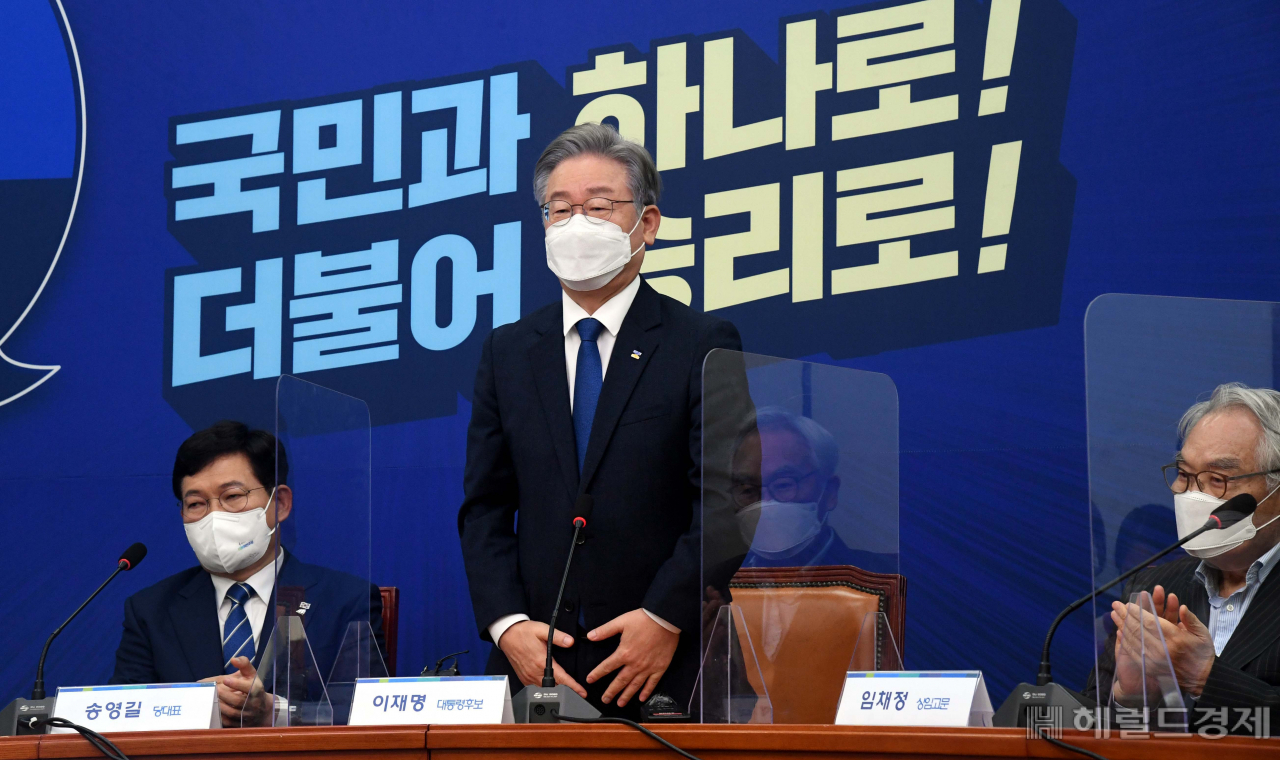 [헤럴드경제=이상섭 기자] 13일 국회에서 열린 더불어민주당 대통령 후보, 당 대표, 상임고문단 간담회에 참석한 이재명 후보가 인사를 하기 위해 자리에서 일어서고 있다.