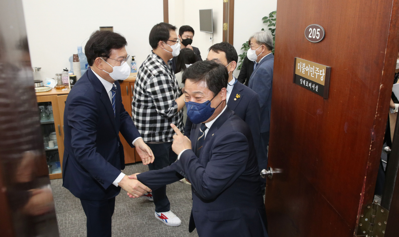 송영길 더불어민주당 대표가 13일 국회에서 열린 비공개 당무위원회의가 끝난 뒤 김영배 최고위원과 등 참석자들과 인사하고 있다. [이상섭 기자]