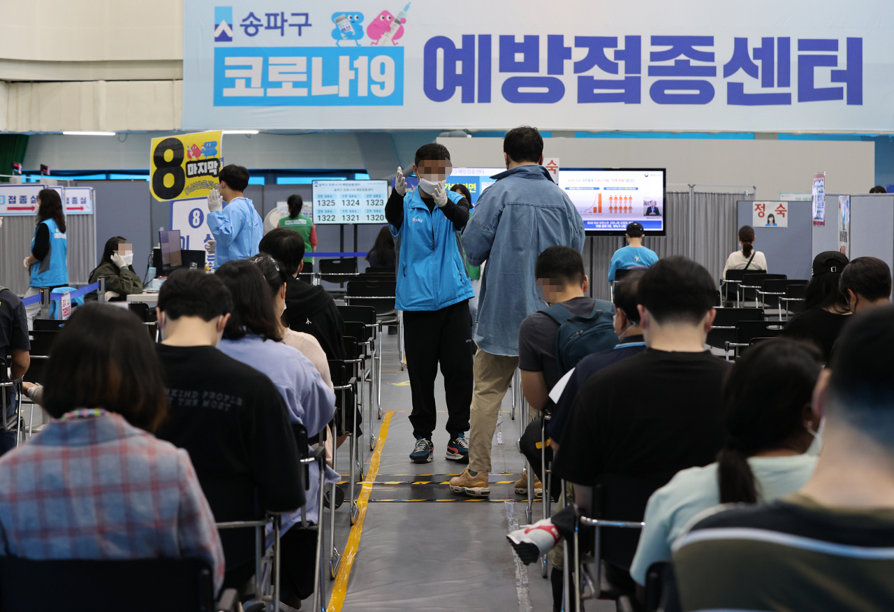 13일 오후 서울 송파구 체육문화회관에 설치된 송파구 백신접종센터에서 시민들이 코로나19 백신 접종을 받은 뒤 이상반응 모니터링을 위해 대기하고 있다. 연합뉴스