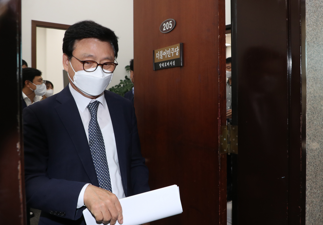 더불어민주당 대선 경선에서 불거진 '무효표 논란'과 관련해 '결선 투표'를 주장하는 이낙연 후보 측의 이의제기로 13일 오후 국회에서 열린 당무위원회의가 종료된 후 박광온 의원이 회의실을 나서고 있다. [이상섭 기자]