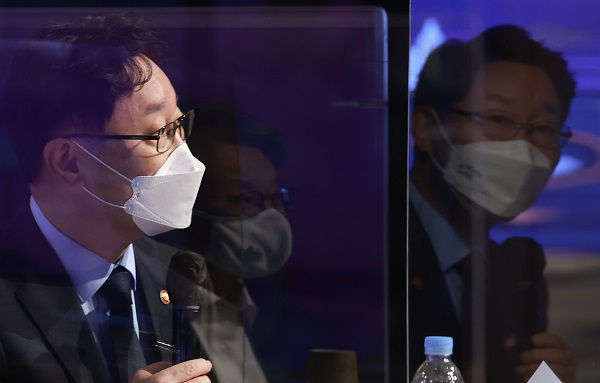 박범계 법무부 장관이 13일 서울 서초구 드림플러스에서 열린 혁신 스타트업 활성화를 위한 정부 초청 간담회에 참석해 발언하고 있다. [연합]
