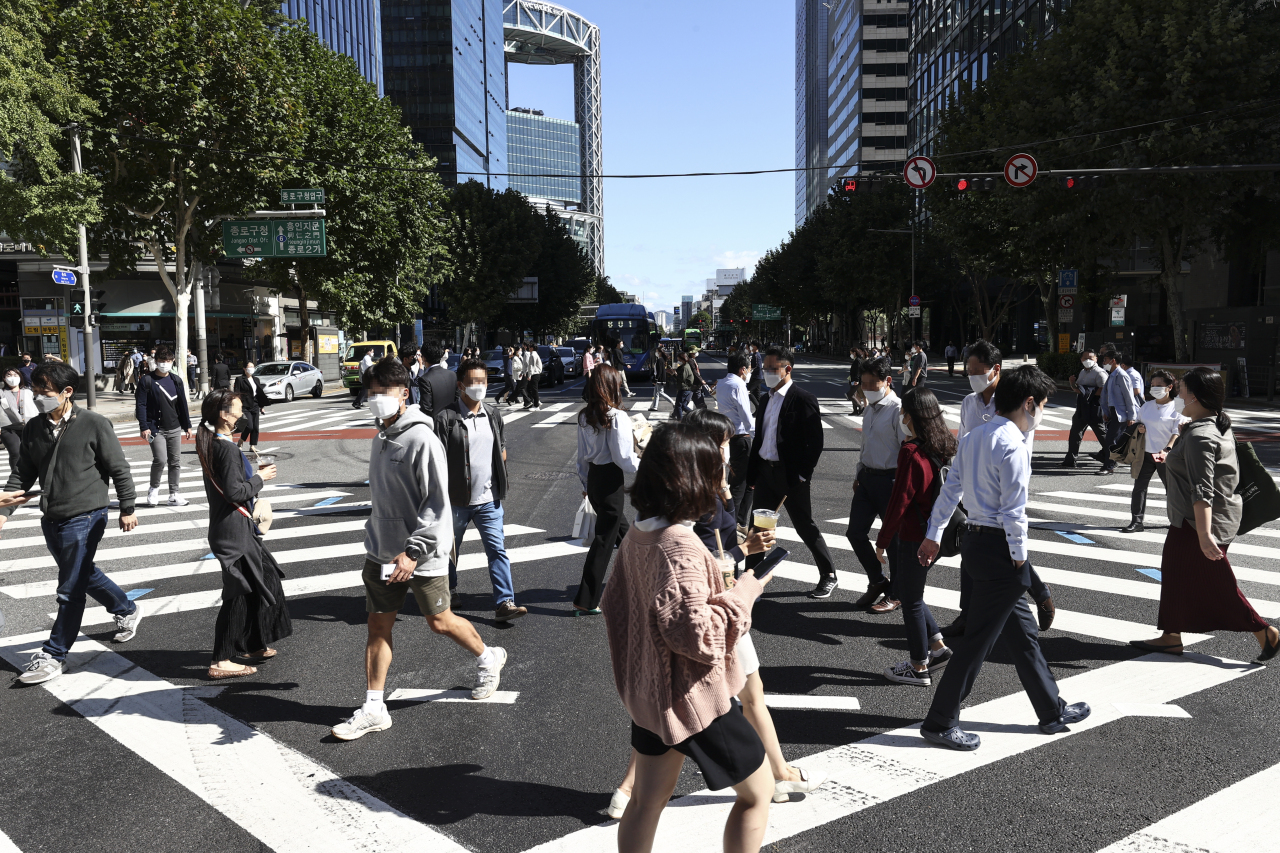 Pedestrians cross the street in an office district near Jongno-gu, Seoul on Wednesday. (Yonhap)