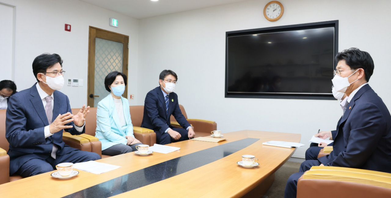 13일 오후 서울시 중구 국토발전전시관에서 열린 국토교통부장관 간담회에서 박성수 송파구청장(왼쪽 첫 번째)이 노형욱 국토교통부 장관(오른쪽)에게 송파구 재건축 활성화를 위한 안전진단 기준 완화를 건의 하고 있다. 이날 간담회에는 김수영 양천구청장, 오승록 노원구청장도 함께 참석해, '재건축 등 주택정책 협력을 위한 의견 및 정보 교환을 논의 했다. [서울시 제공]