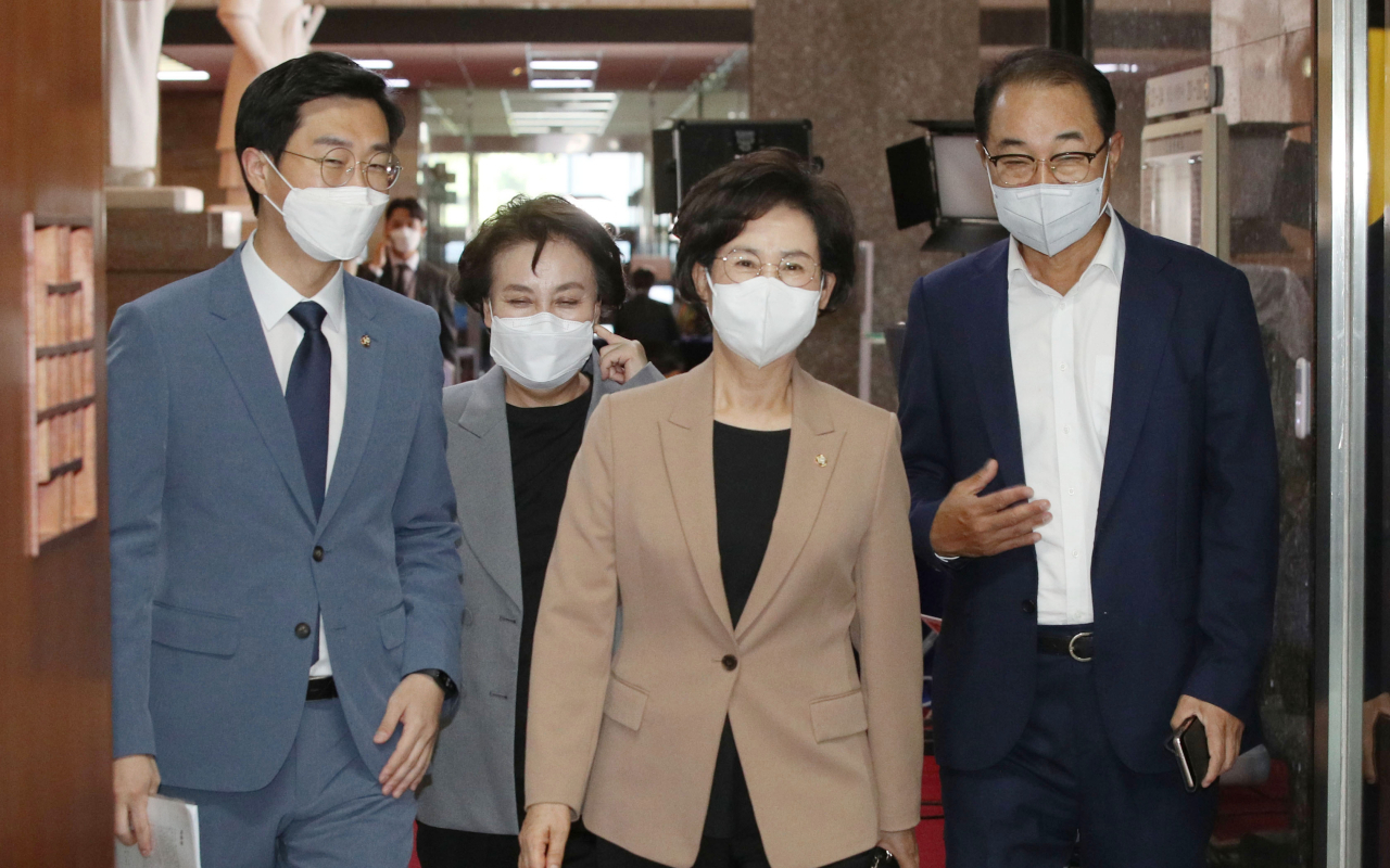 더불어민주당 대선 경선에서 이낙연 후보 측이 요구한 경선 무효표 산출 방식에 대해 유권해석을 위해 김상희 의원 등 당무위원들이 13일 국회에서 열린 비공개 당무위원회의에 참석하고 있다. 연합뉴스