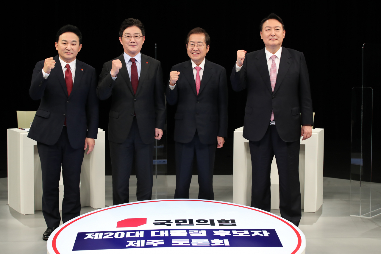 지난 13일 KBS 제주방송총국에서 국민의힘 대선 경선 후보자 제주 토론회 시작 전 포즈를 취한 후보자들의 모습. 왼쪽부터 원희룡, 유승민, 홍준표, 윤석열 후보. [연합]