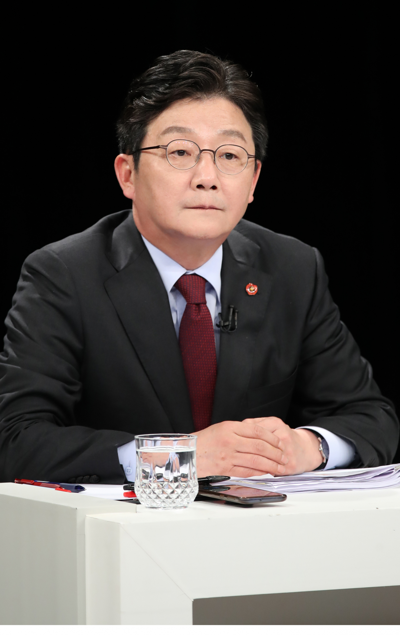 13일 오후 KBS 제주방송총국에서 열린 국민의힘 대선 경선 후보자 제주 토론회에서 유승민 후보가 토론을 준비하고 있다. [연합]