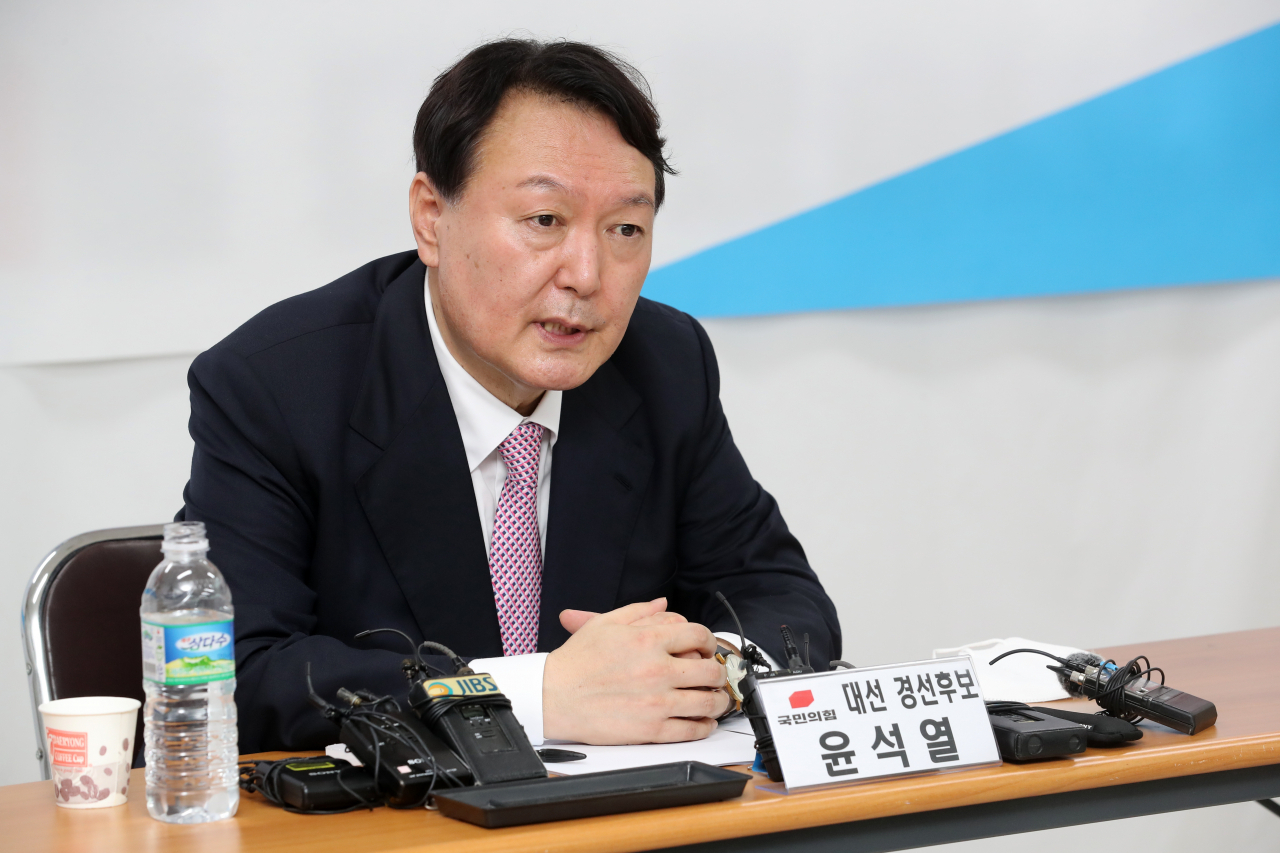 국민의힘 대선 경선후보인 윤석열 전 검찰총장이 13일 오후 제주시 연삼로 국민의힘 제주도당사에서 기자간담회를 하고 있다. [연합]