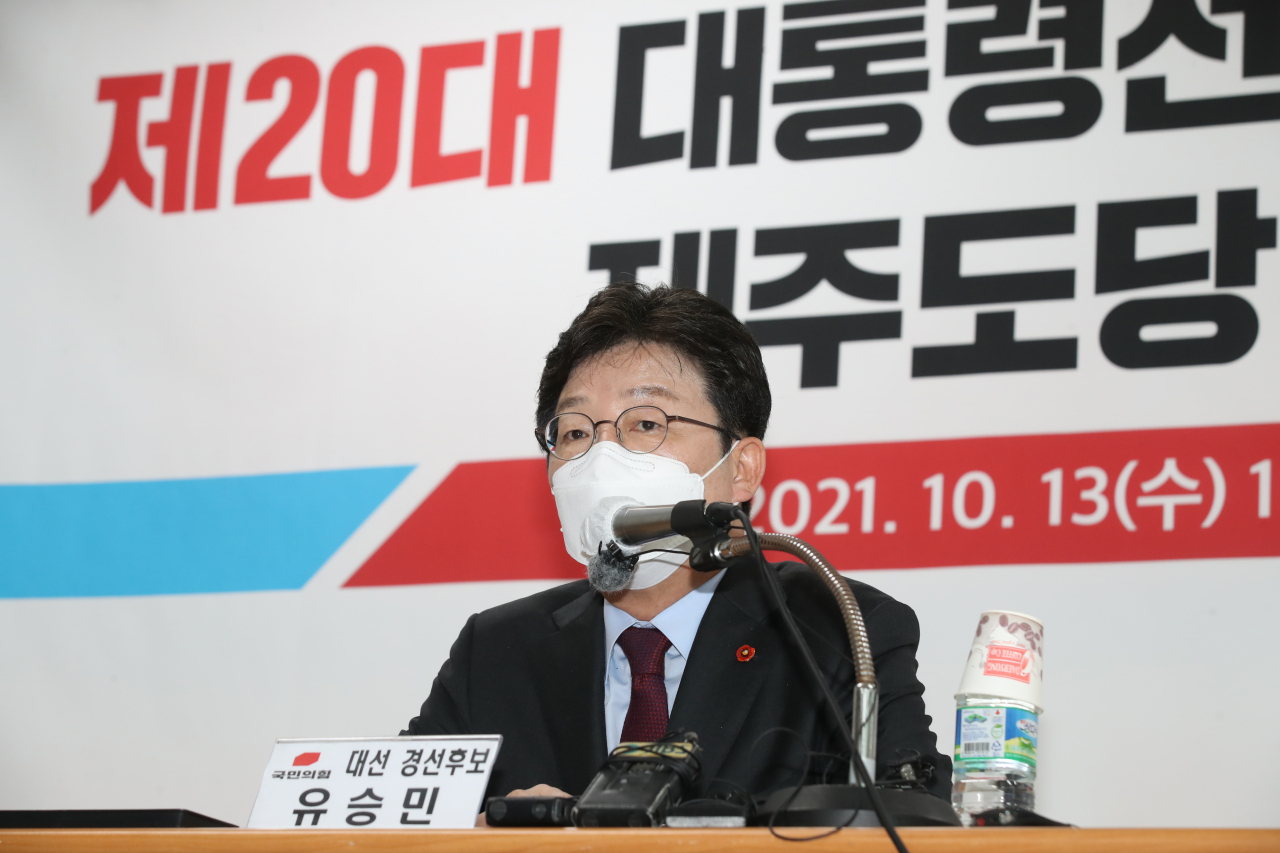 국민의힘 대선 경선 후보인 유승민 전 의원이 13일 오전 제주시 연삼로 국민의힘 제주도당사에서 기자간담회를 하고 있다. [연합]