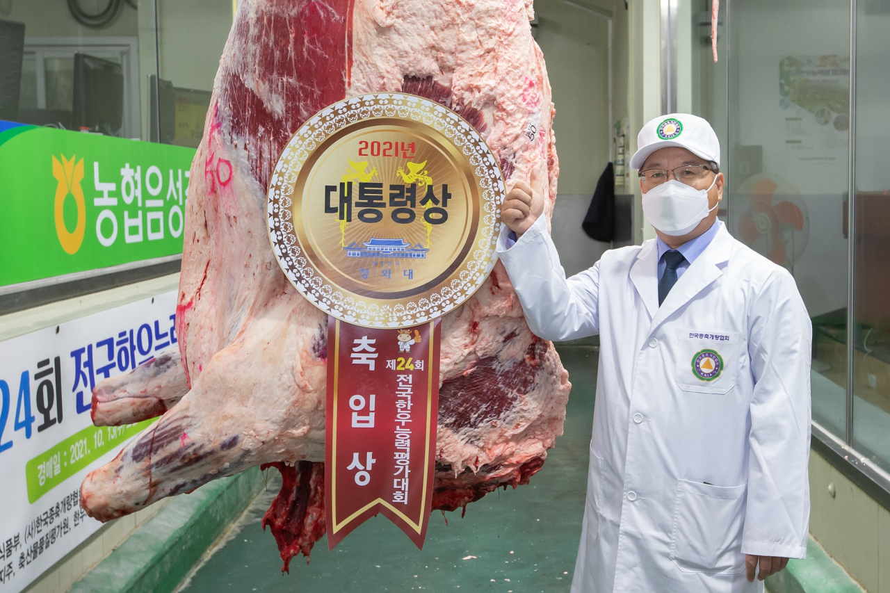 강동만 동원홈푸드 축육부문 대표이사가 13일 충북 음성에서 열린 ‘제24회 전국한우능력평가대회’에서 대통령상 한우를 낙찰받고 기념 촬영을 하고 있다. [동원홈푸드 제공]