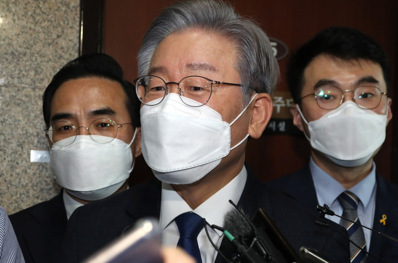 더불어민주당 대선후보인 이재명 경기도지사가 지난 13일 서울 여의도 국회에서 열린 대선후보·당대표·상임고문단 간담회에 참석한 뒤 기자들의 질문에 답하고 있다. [연합]