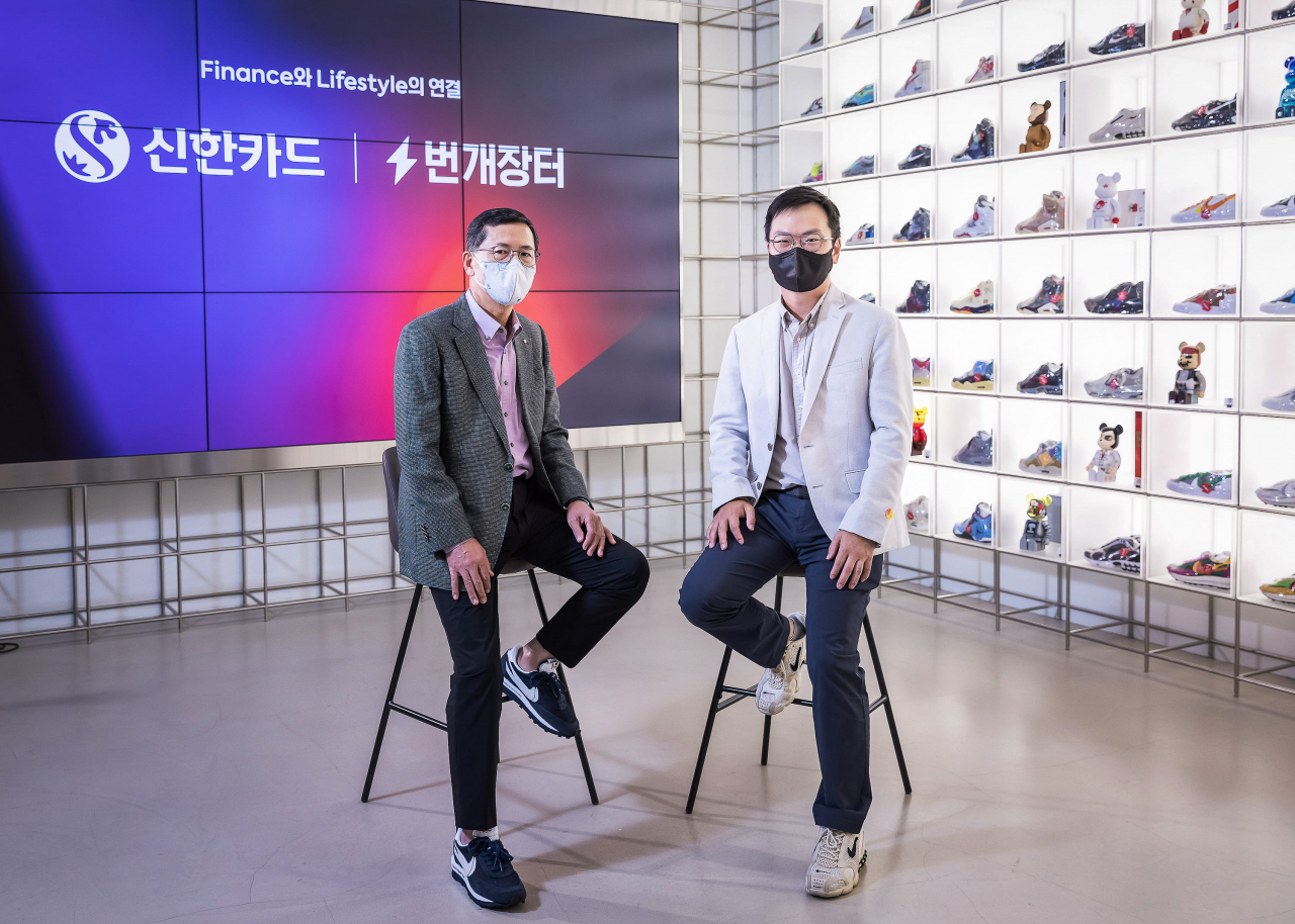신한카드 임영진 사장(좌측)과 번개장터 이재후 대표(우측)가 12일 여의도 더현대서울에 위치한 브그즈트 랩(BGZT Lab by 번개장터)’에서 ‘신한카드 - 번개장터, Finance와 Lifestyle의 연결을 위한 제휴 협약’을 체결했다.[번개장터 제공]