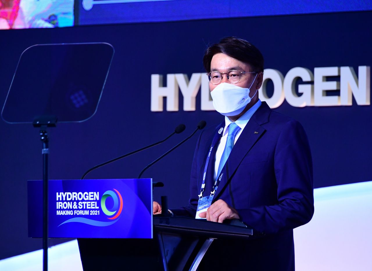 최정우 포스코그룹 회장이 지난 6일 서울 삼성동 그랜드 인터콘티넨탈 파르나스에서 열린 HyIS 2021 개막식에서 개회사를 하고 있다. [포스코그룹 제공]