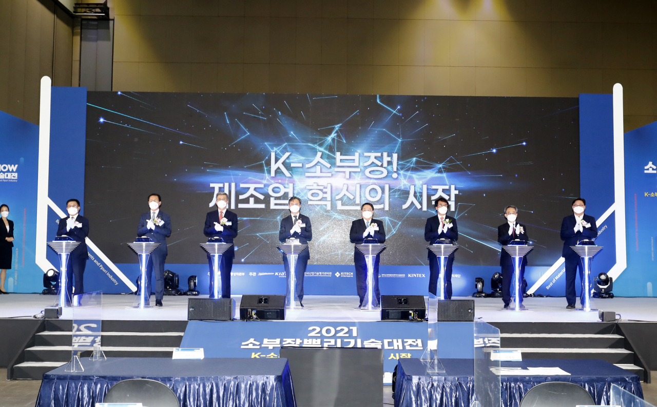 박진규 산업통상자원부 제1차관과 석영철 한국산업기술진흥원(KIAT) 원장 등이 13일 경기 일산 킨텍스에서 열린 ‘2021 소부장뿌리기술대전개막식에서 기념촬영을 하고 있다.［산업통상자원부 제공］