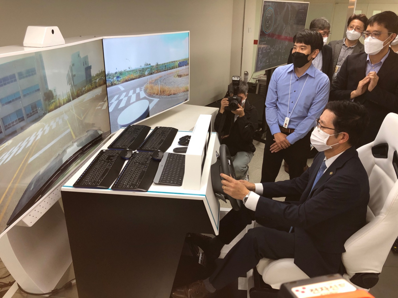 조경식 과기정통부 제2차관이 KT연구개발센터에서 5G 원격 자율주행을 체험하고 있다. [과기정통부 제공]